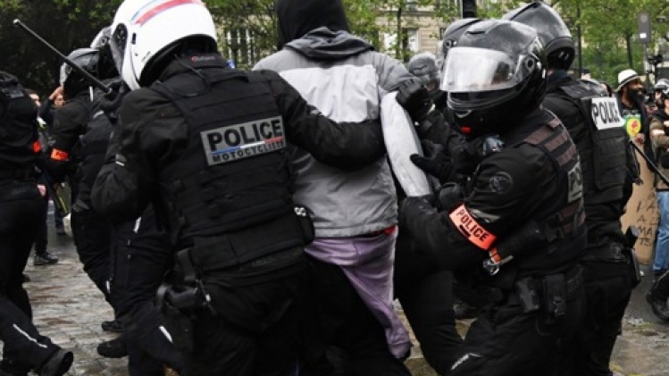 La France doit procéder à un examen complet du maintien de l'ordre