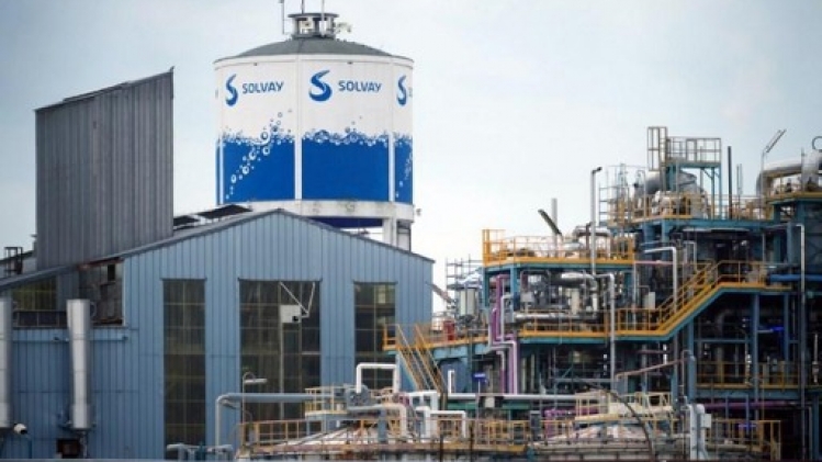 Les noms des deux entités issues de la scission de Solvay sont Solvay et Syensqo