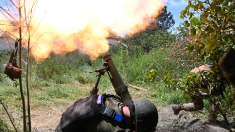 Ukraine: dans les villages libérés, destructions et trophées de guerre