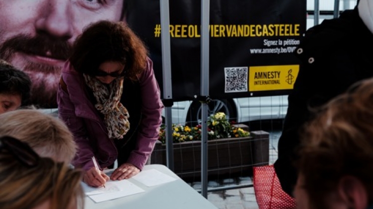 Olivier Vandecasteele à Tournai pour le retrait de la bâche à son effigie