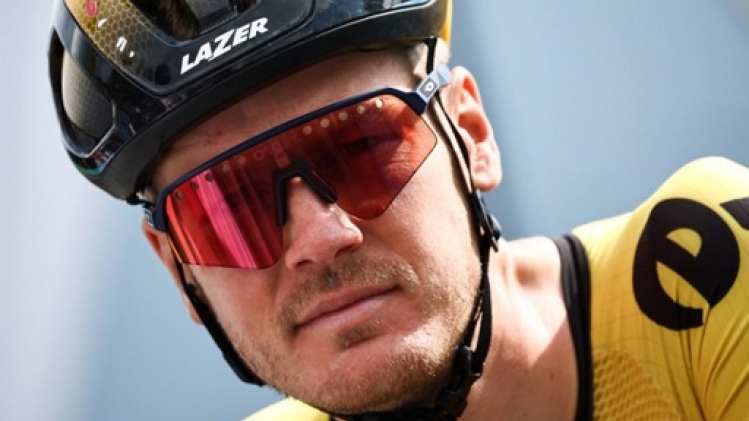 Dylan van Baarle, équipier de Wout van Aert, est le premier coureur à abandonner