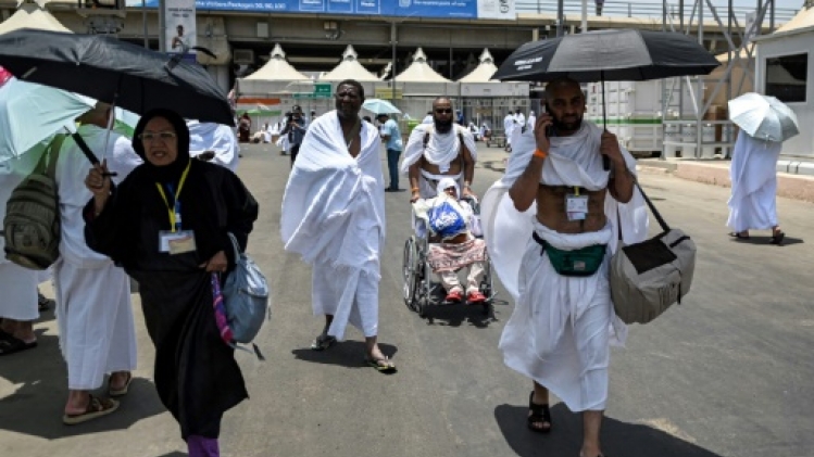 Les pèlerins musulmans convergent vers Mina, étape majeure du hajj à La Mecque