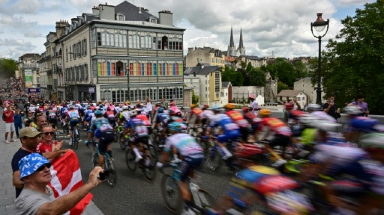 Tour de France: départ de la cinquième étape de Pau à Laruns, avec les premiers reliefs pyrénéens