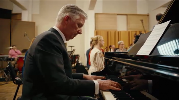Le roi Philippe joue du piano.