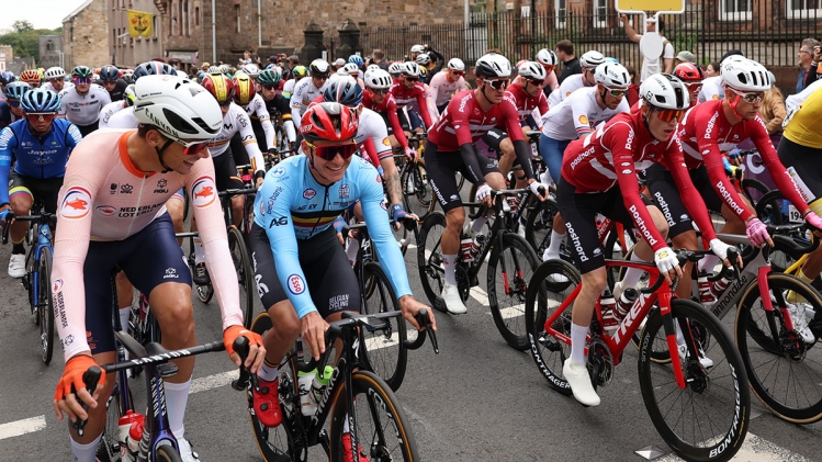 Mondiaux de cyclisme apr s UNE HEURE d arr t les coureurs
