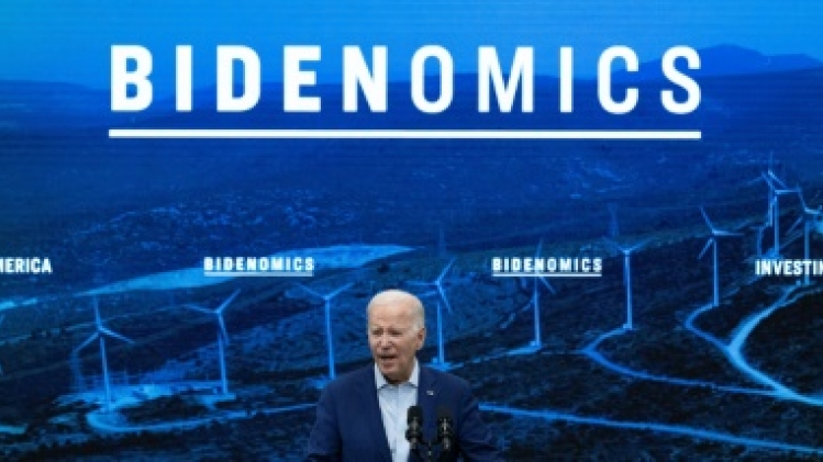 Biden limite les investissements dans l'IA en Chine, et vante une renaissance industrielle américaine