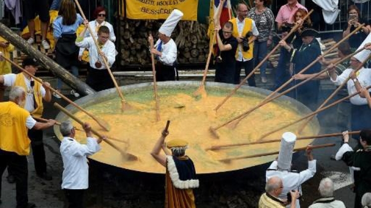 Des milliers de personnes à Malmedy pour la confection d'une omelette géante