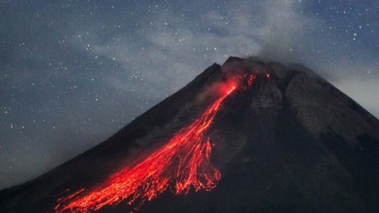 Le volcan Merapi entre à nouveau en éruption sur l'île indonésienne de Java