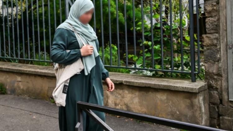 L'abaya, interdite à l'école, un symbole des frictions autour de la laïcité