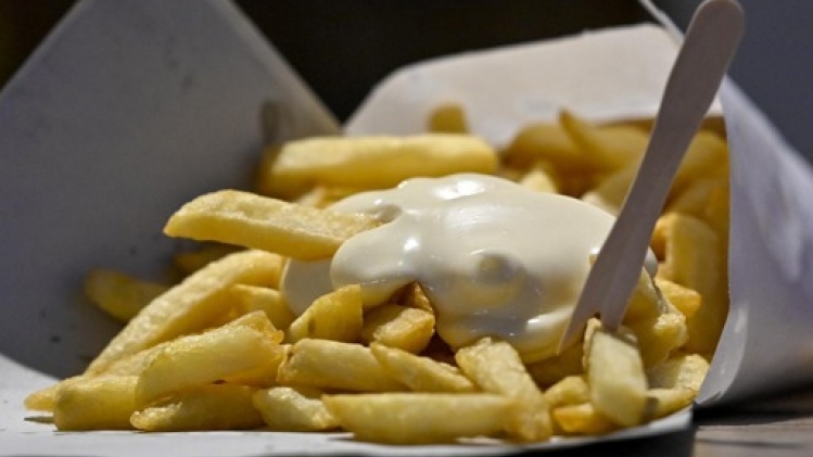 Bpost lance un feuillet de timbres-poste dédié aux fritkots belges