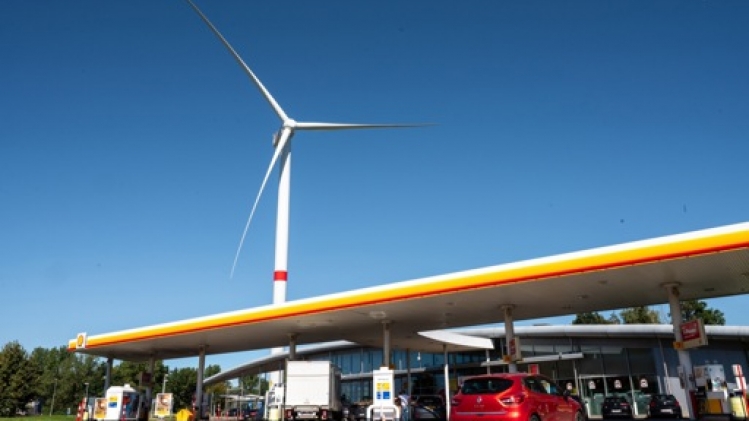 Une éolienne installée sur une aire autoroutière pour la première fois en Wallonie