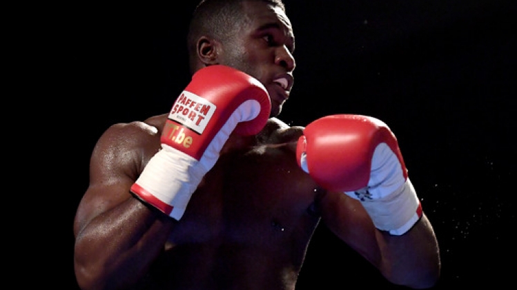 Yves Ngabu conserve le titre par abandon de son challenger mexicain au sixième round