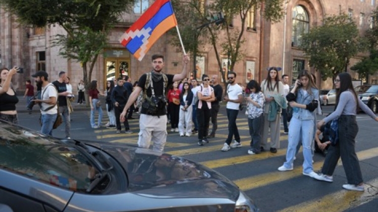 Karabakh: des milliers de manifestants devant le siège du gouvernement arménien