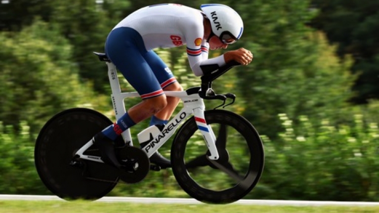 Joshua Tarling domine le chrono disputé sur un vélo traditionnel à cause de la météo