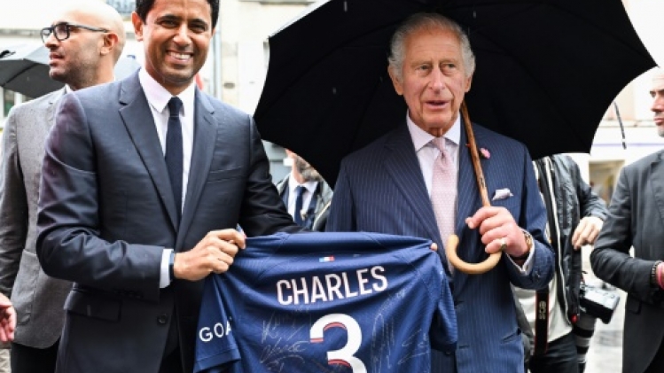 À Saint-Denis, Charles III rencontre le patron du PSG