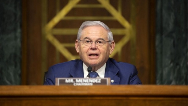 Liasses et lingots d'or: un sénateur américain à nouveau poursuivi pour corruption