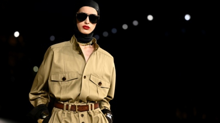 Saint Laurent célèbre les exploratrices en combinaison et saharienne