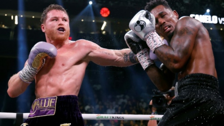 Boxe: Saul Canelo Alvarez bat Jermell Charlo aux points et reste champion incontesté des super-moyens