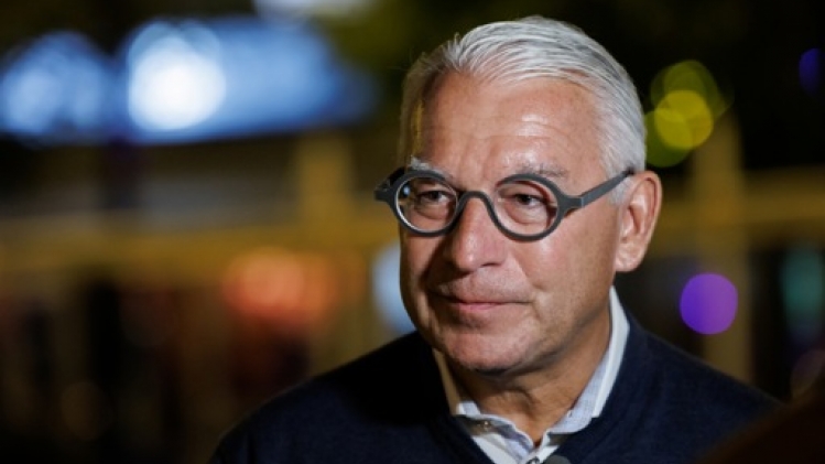 Le bourgmestre de Knokke-Heist annonce sa démission à la télévision