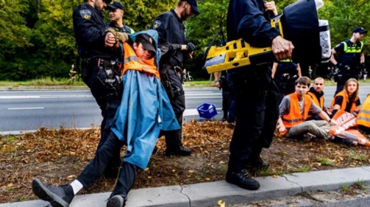 La police appréhende une centaine d'activistes pour avoir bloqué l'autoroute A12 à La Haye