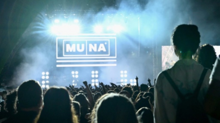 Exprimer qui nous sommes: le groupe pop Muna fier de son identité queer