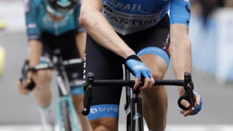 Ben Hermans sur le podium de la 2e étape remportée par son coéquipier Sebastian Berwick