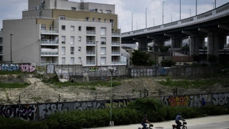 En périphérie des villes, le vélo trace sa route, semée d'embûches