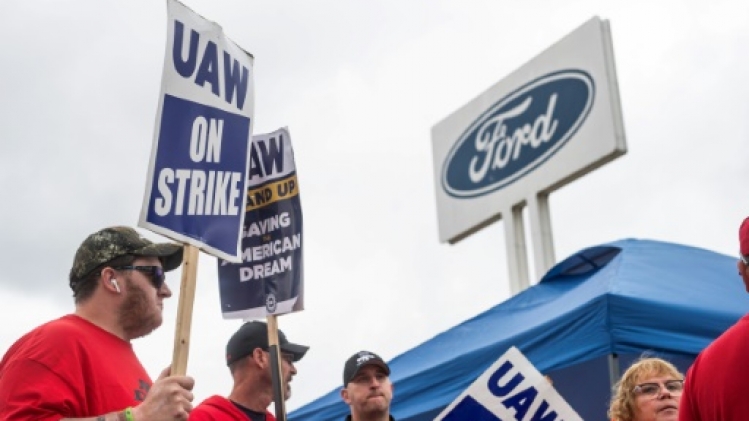 Etats-Unis: 8.700 employés supplémentaires cessent le travail chez Ford sur consigne du syndicat UAW