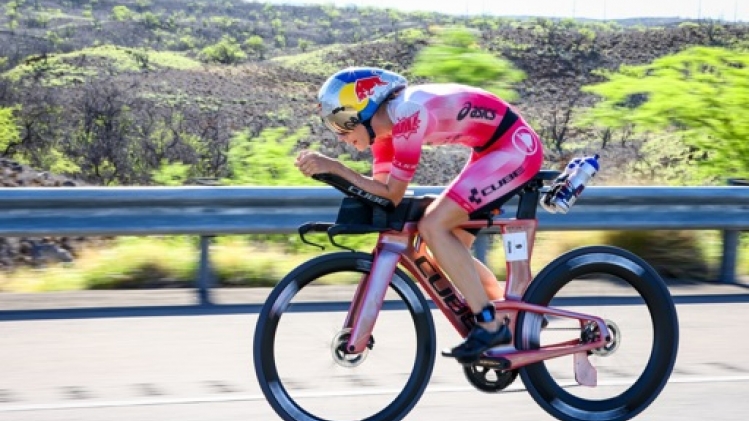 Victoire de la Britannique Lucy Charles-Barclay