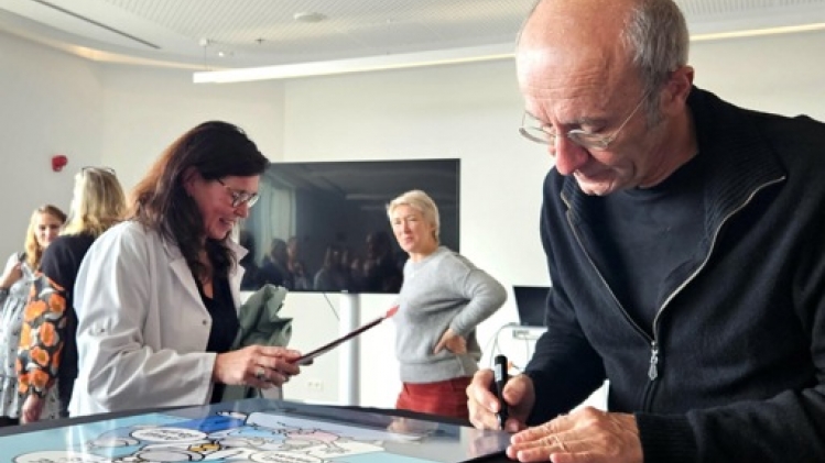 Philippe Geluck dessine pour la bienveillance obstétricale à l'hôpital Delta à Auderghem