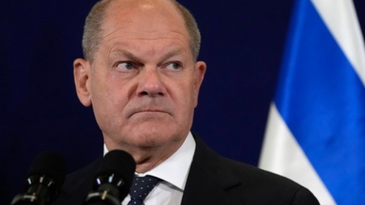 Le chancelier allemand, sur le départ d'Israël, doit quitter l'avion après une alerte