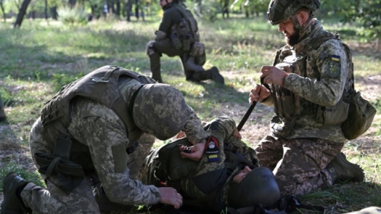 Ukraine: la formation cruciale des soldats aux premiers secours