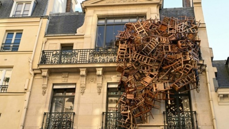 L'artiste Tadashi Kawamata orne d'un nid de chaises la façade d'un immeuble à Paris