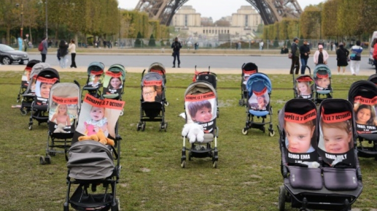 Otages du Hamas: 30 poussettes vides devant la tour Eiffel pour la libération des enfants