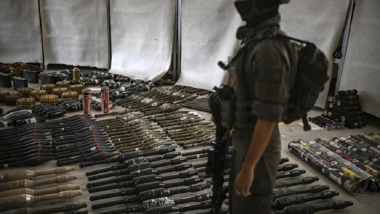 Israël exhibe des armes du Hamas, fournies selon lui par Pyongyang et Téhéran
