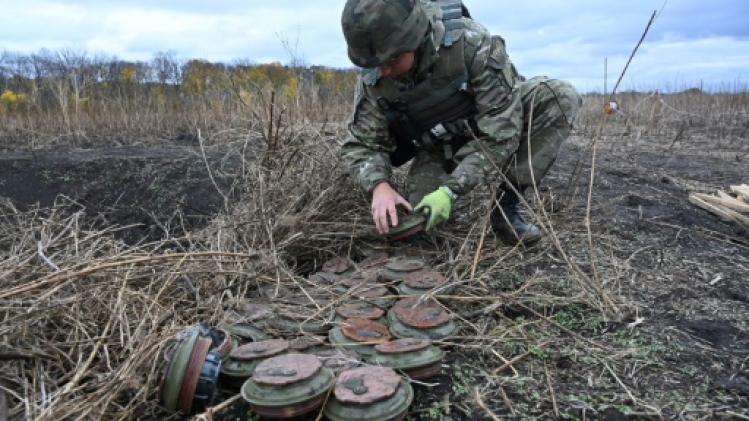 Ukraine: blessés et amputés, des démineurs à nouveau sur le terrain