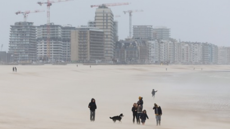 Moins de nuitées touristiques à la côte belge en juillet en raison d'une météo incertaine