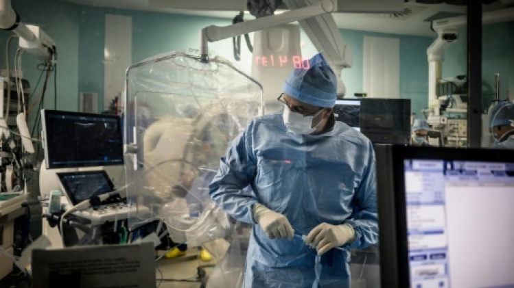 Une patiente recouvre la parole après une greffe du larynx, la première en France