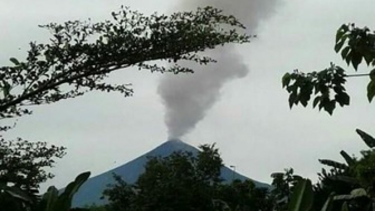 L'éruption du volcan Ulawun en Papouasie-Nouvelle-Guinée provoque un nuage haut de 15 km