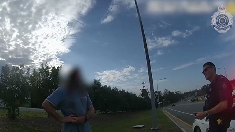 L'homme face aux policiers