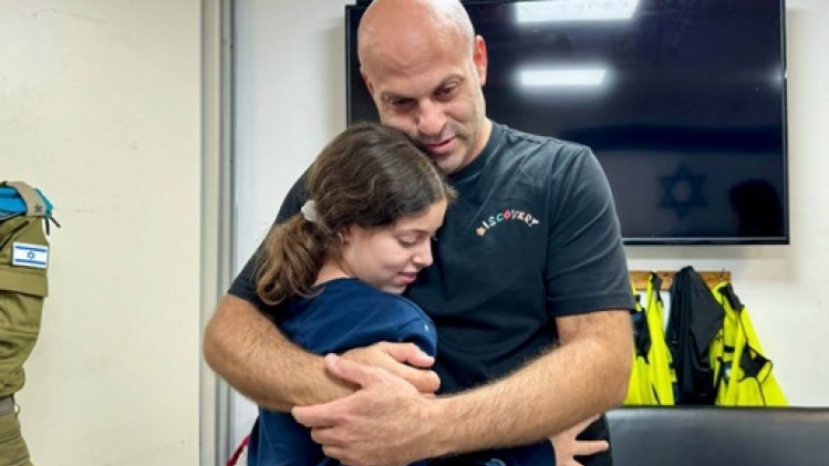 Treize otages sont arrivés en Israël, quatre autres en chemin