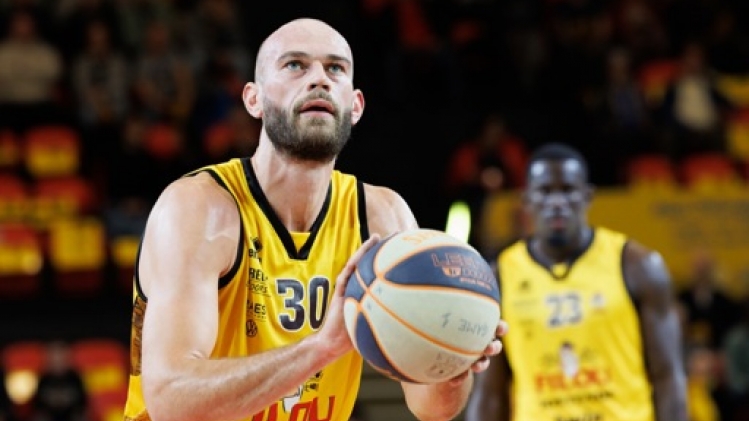 Vainqueur de Karsiyaka, Ostende termine troisième de son groupe et reste en course