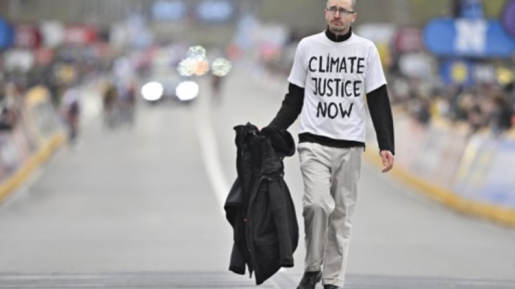 Un militant écologiste se colle sur la chaussée près de la résidence du Premier ministre-2