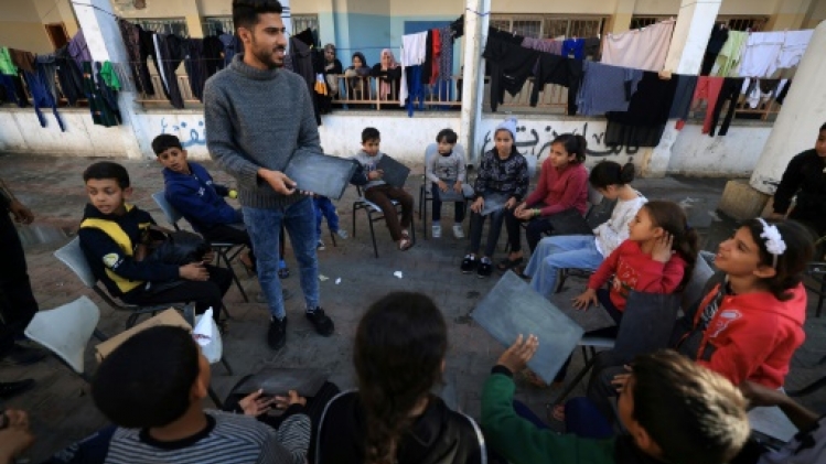 A Gaza, professeur déplacé, école délocalisée mais élèves appliqués
