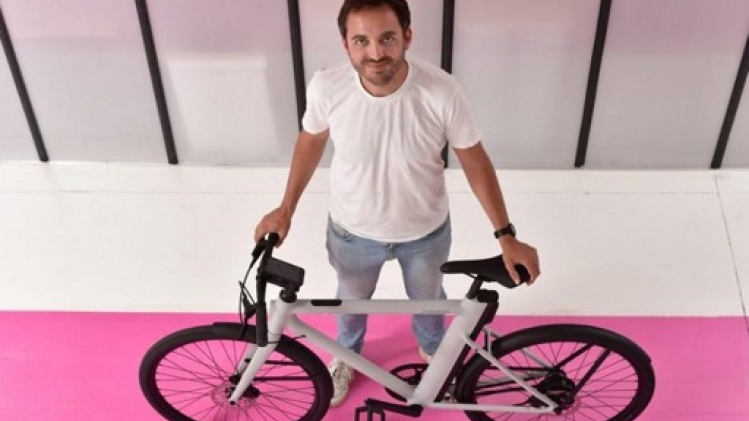 Cowboy encourage les gens à faire la course à vélo, le maire d'Amsterdam s'y oppose