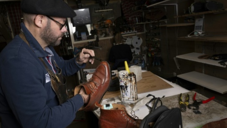Dans les yeux d'un cordonnier, la fierté de réparer pour durer