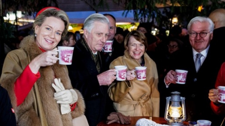 Le Roi et la Reine ont terminé leur visite d'État par un vin chaud sur le marché de Noël