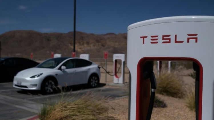 Autopilote controversé: Tesla obligé de rappeler deux millions de véhicules