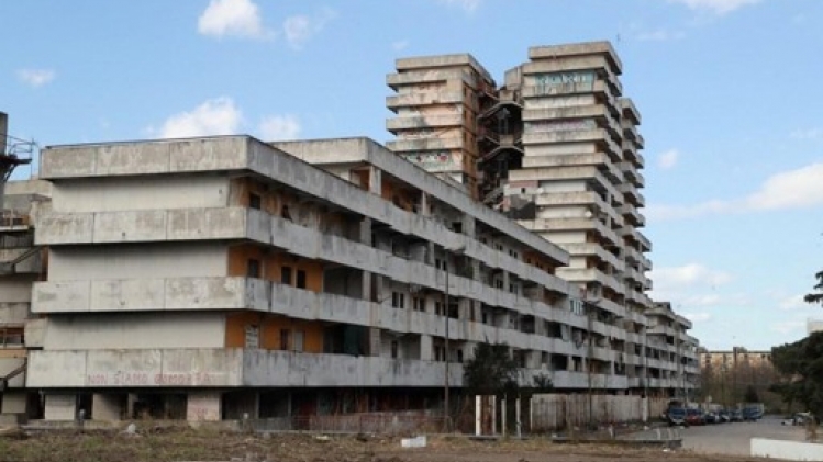 Italie: deux fugitifs arrêtés pendant une fête et au supermarché
