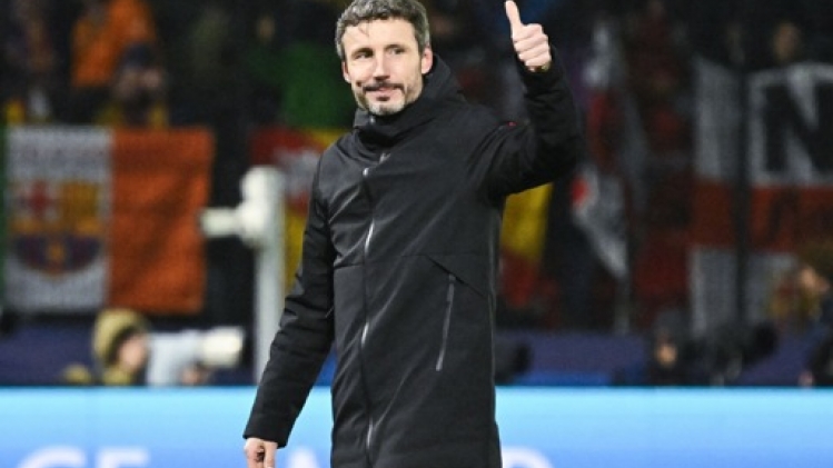 Mark van Bommel remporte le prix d'Entraîneur de l'année devant Blessin et Geraerts